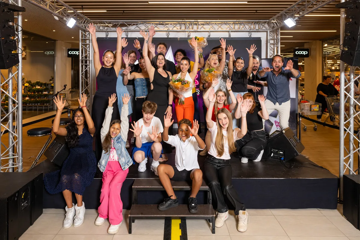Die Volkiland-Finalisten der «Swiss Voice Tour» freuten sich über ihre Vorführungen. Viele Menschen halten die Hände in die Höhe.
